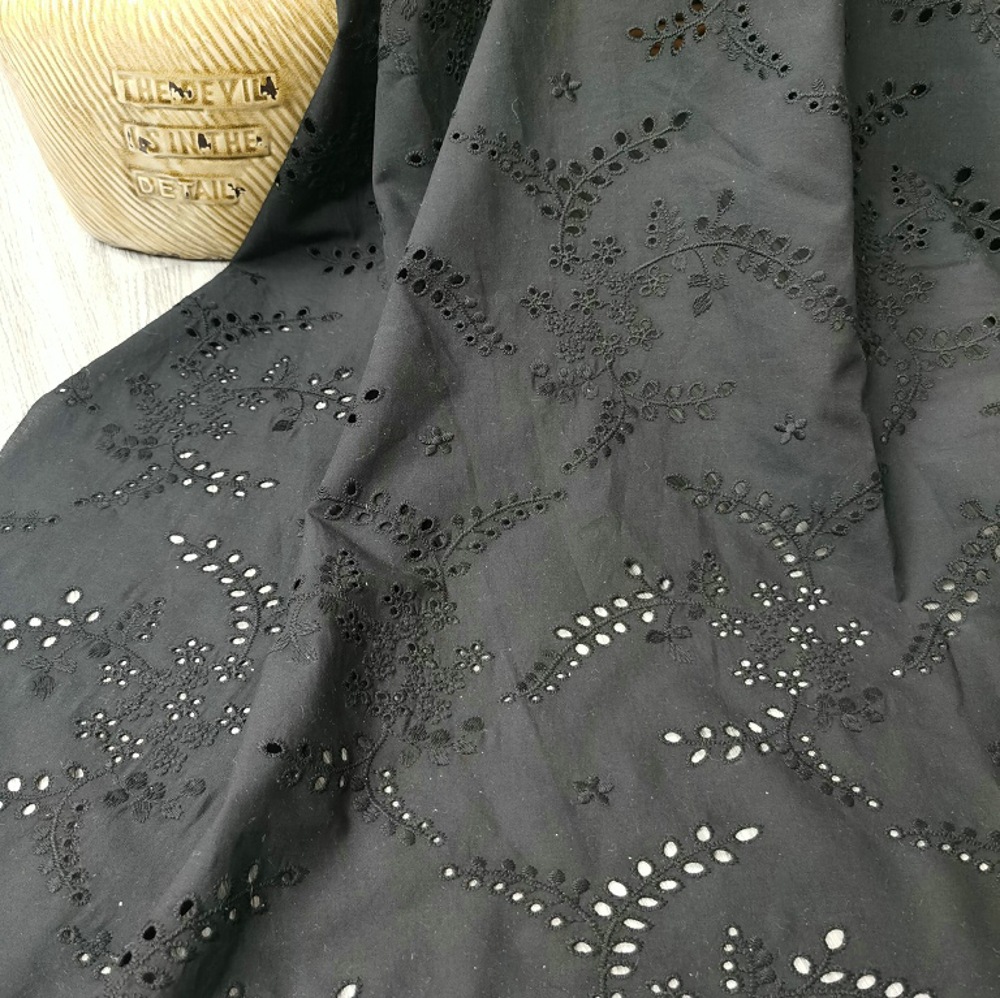 Sewing Eyelet Fabric - قماش دانتيل مطرز بالزهور باللون الأسود