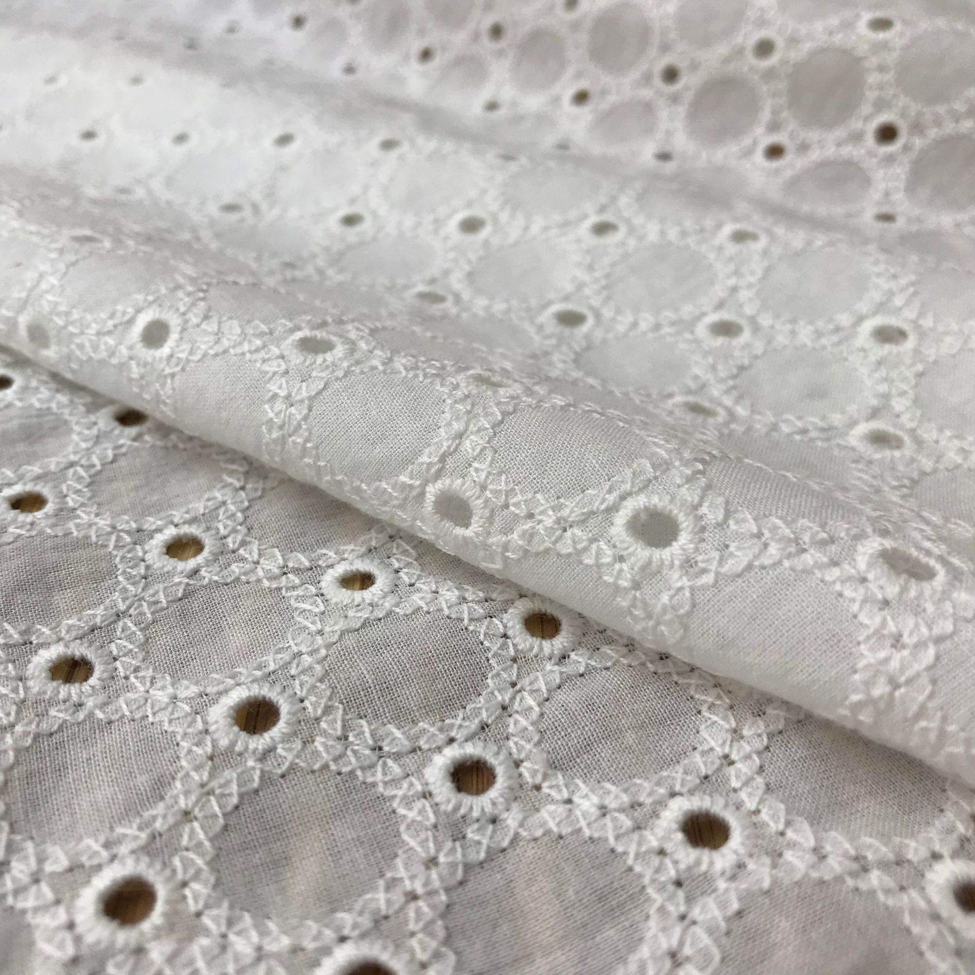 قماش دنيم قطني مزخرف بثقوب دائ - مراجعة Sewing Eyelet Fabric وسعره